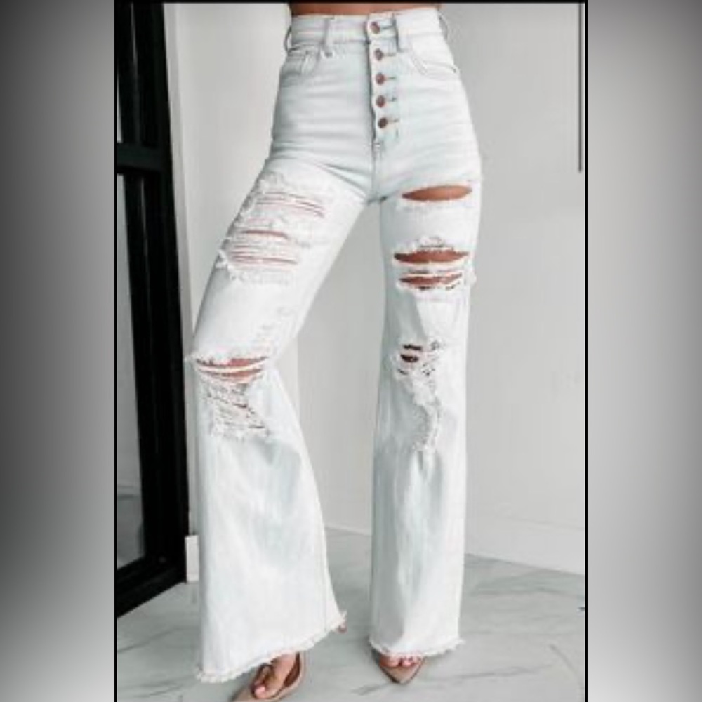 Size 1 wide leg distressed jeans… worn once for 2 hours.  Excellent condition